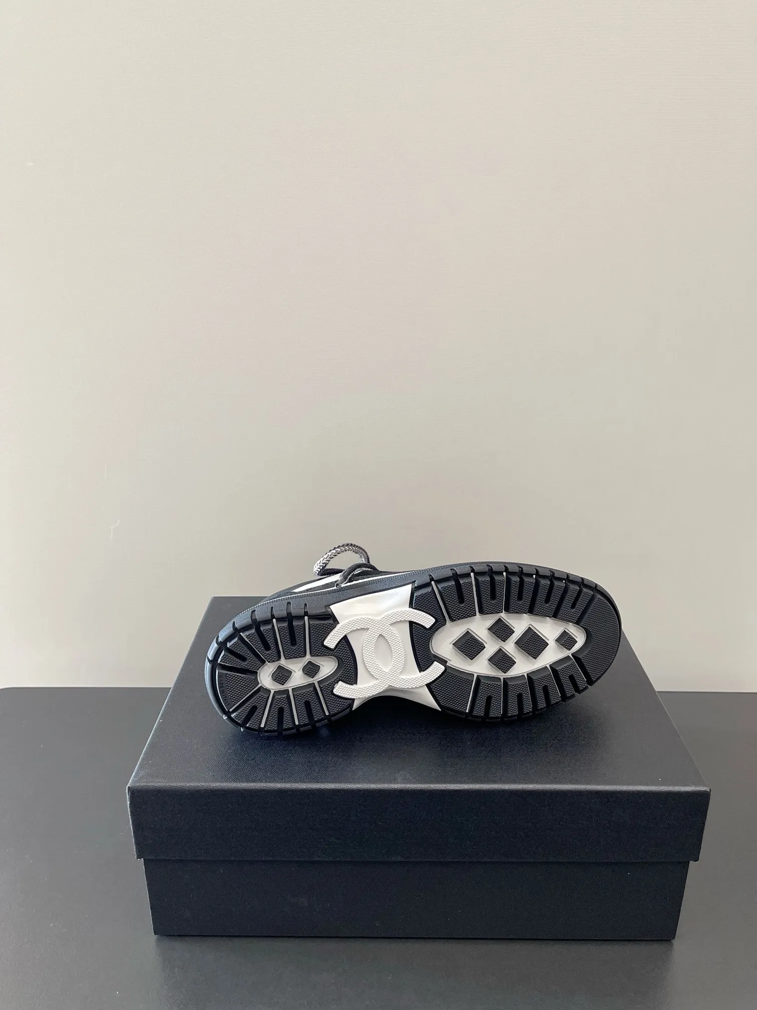👟👟Ex-factory price 560👟👟 𝐂𝐇𝐀𝐍𝐄𝐋 Chanel's latest diamond lace sports sneakers in new colors ✔️ Full cowhide leather surface. The new color matching fabric adds many elements to make it look very delicate. When you put it on, your legs will become longer in seconds. The authentic replica of the counter. The upper part can be said to be really super good! Size: 35-41 original packaging